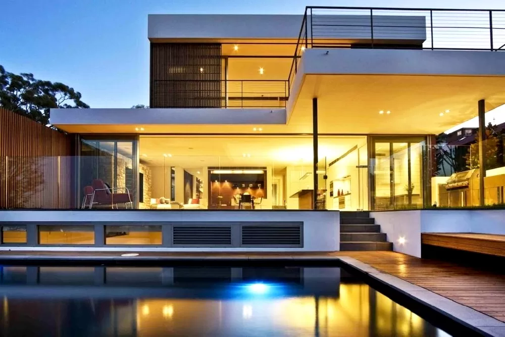 Mặt tiền của ngôi nhà được trang trí đơn giản, với những đường nét thẳng và sắc cạnh