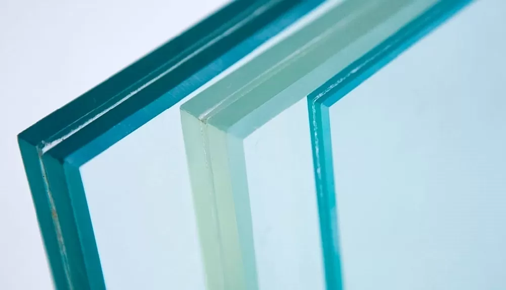 Kính dán an toàn thường làm cửa kính trong xây dựng nhà