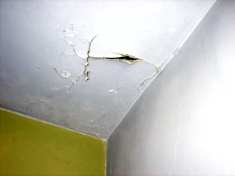 Trần nhà thấm do hỏng kết cấu