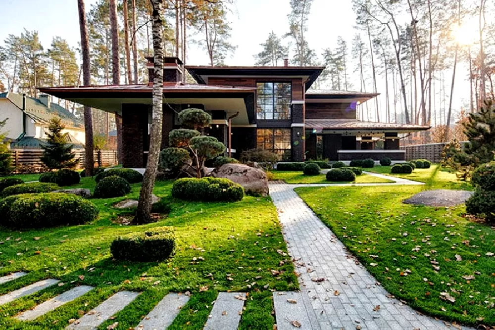 Ngôi nhà có sân vườn xung quanh yên bình