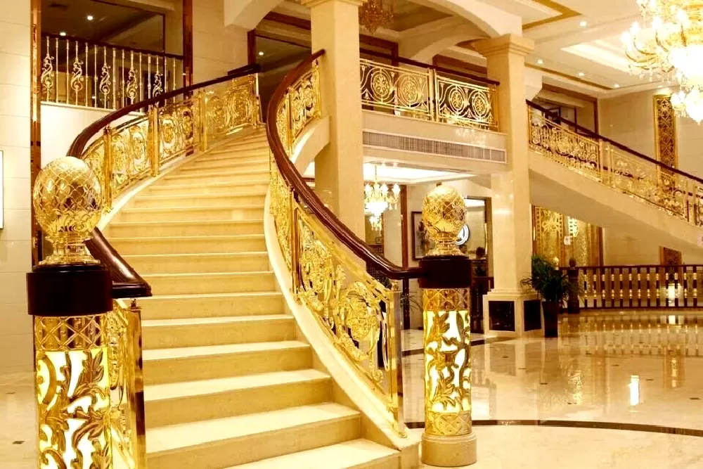 Cầu thang biệt thự phong cách này thường được thiết kế với các chi tiết hoa văn phức tạp