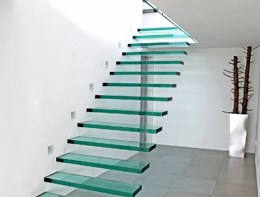 Cầu thang bằng kính thường được sử dụng cho các ngôi nhà có phong cách hiện đại 
