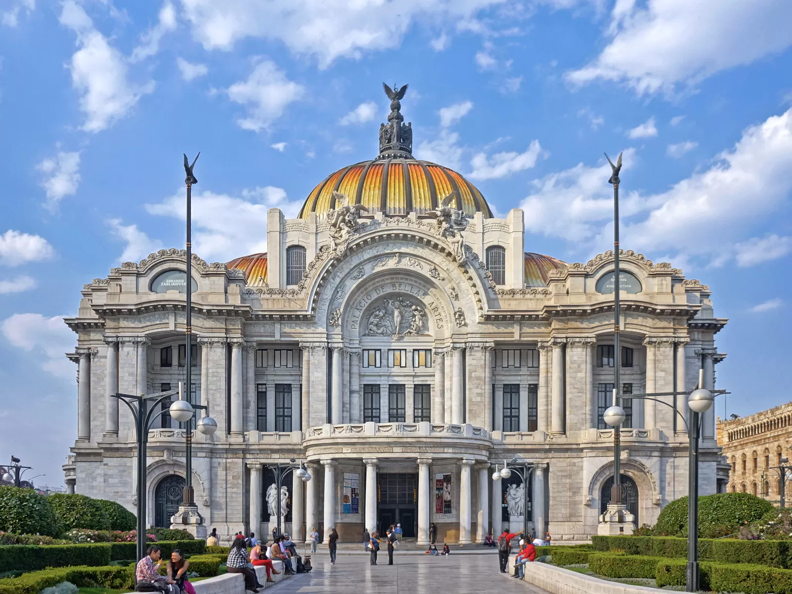 Sử dụng các gam màu tương phản là một trong những nét đặc trưng của kiến trúc Art Deco