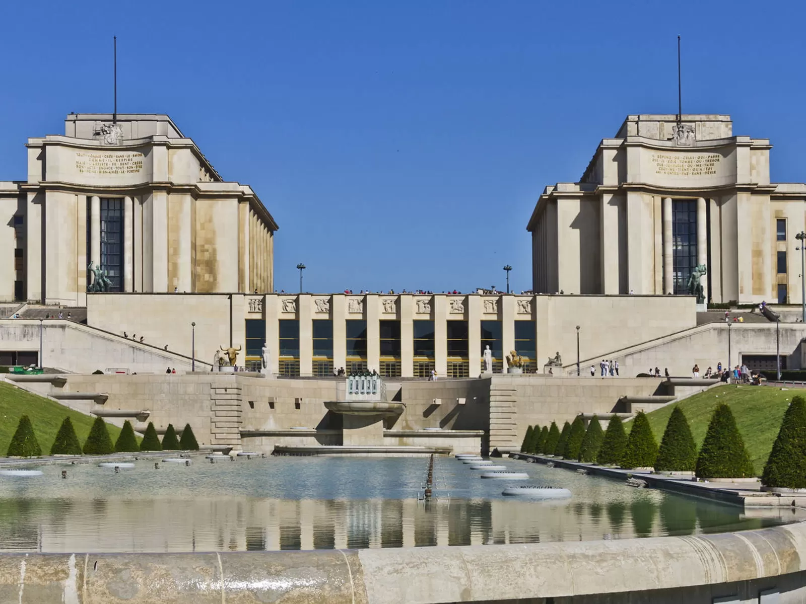 Phong cách kiến trúc Art Deco nổi bật với việc sử dụng các khối hình học không gian