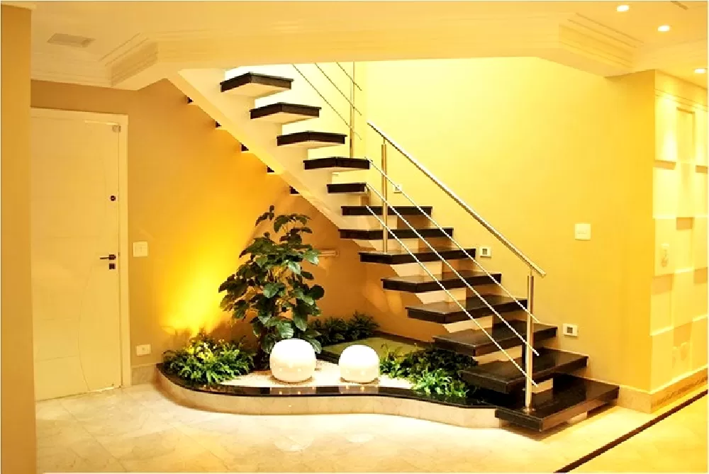 khu vườn nhỏ được bố trí dưới gầm cầu thang trong nhà