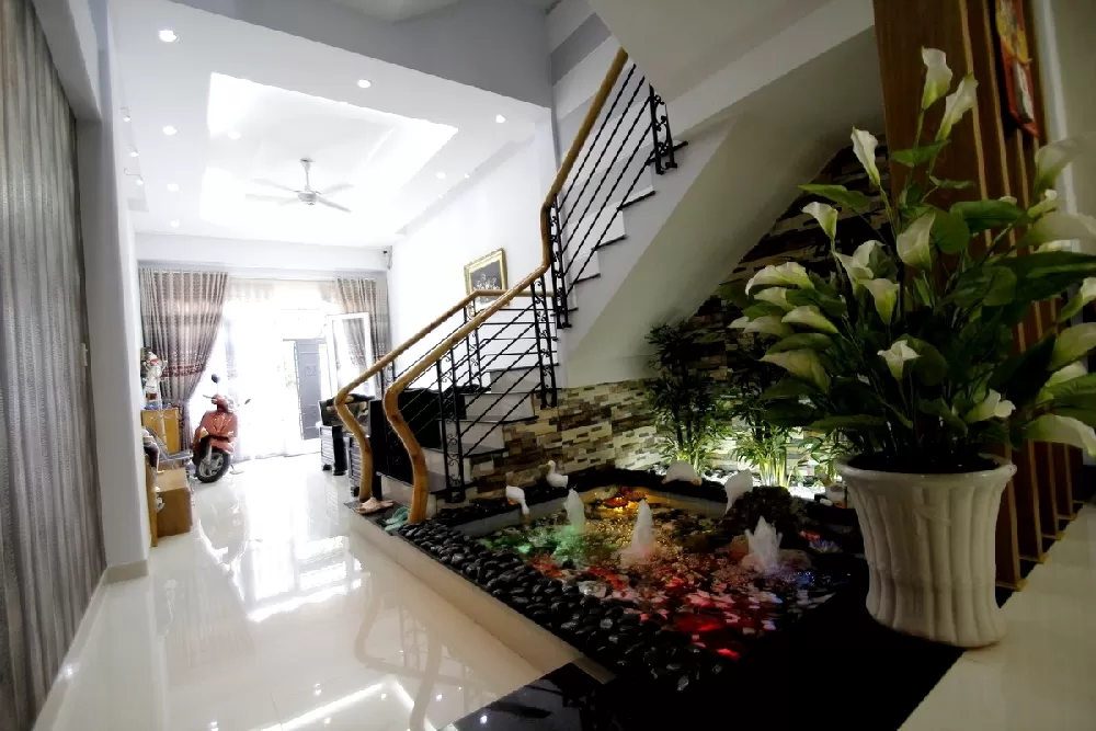 ể cá được bố trí ngay dưới chân cầu thang, tận dụng tối đa không gian thường bị bỏ trống.