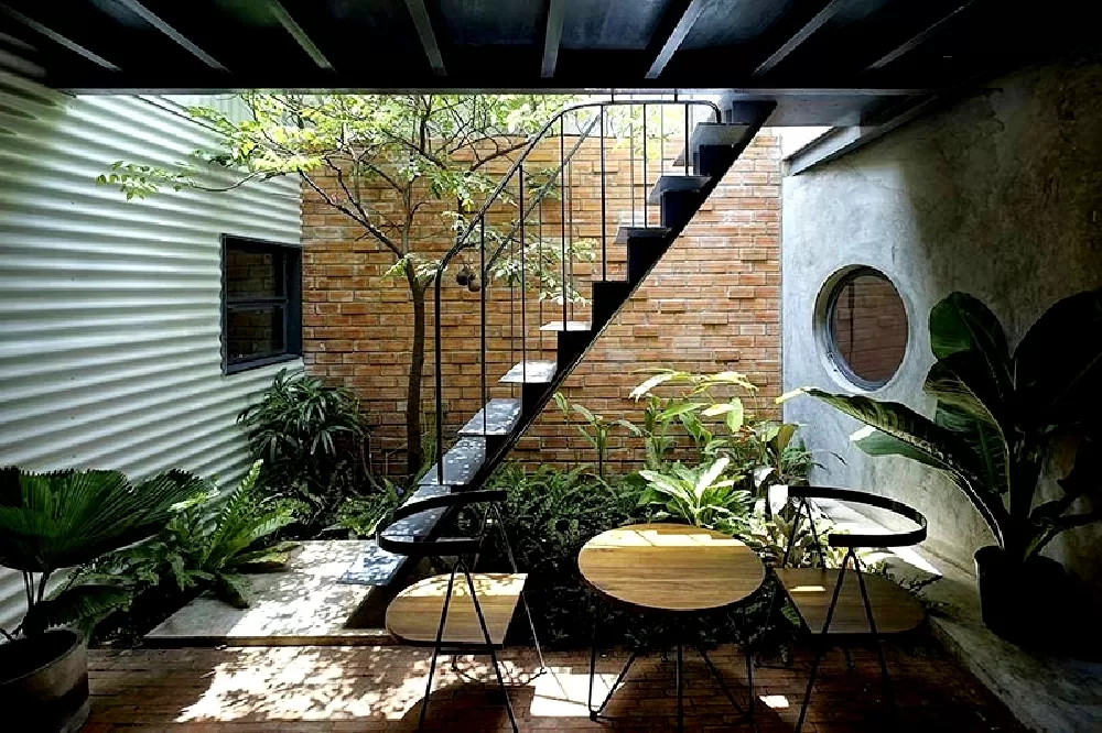 Góc cầu thang làm khu vườn nhỏ sinh động