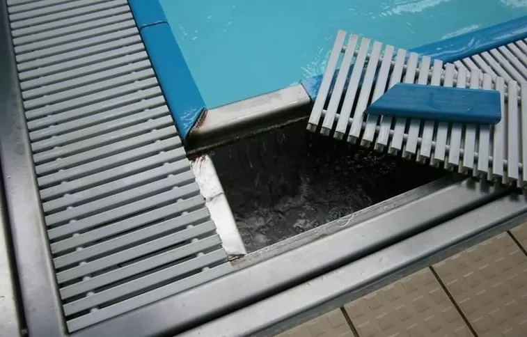 Hồ bơi máng xả tràn