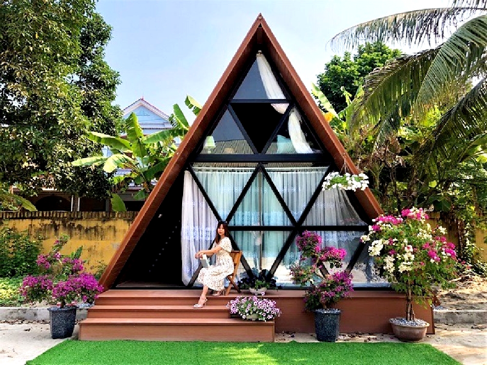 Ngôi nhà có hình tam giác độc đáo, được xây dựng bằng gỗ, mang lại cảm giác ấm cúng và gần gũi với thiên nhiên