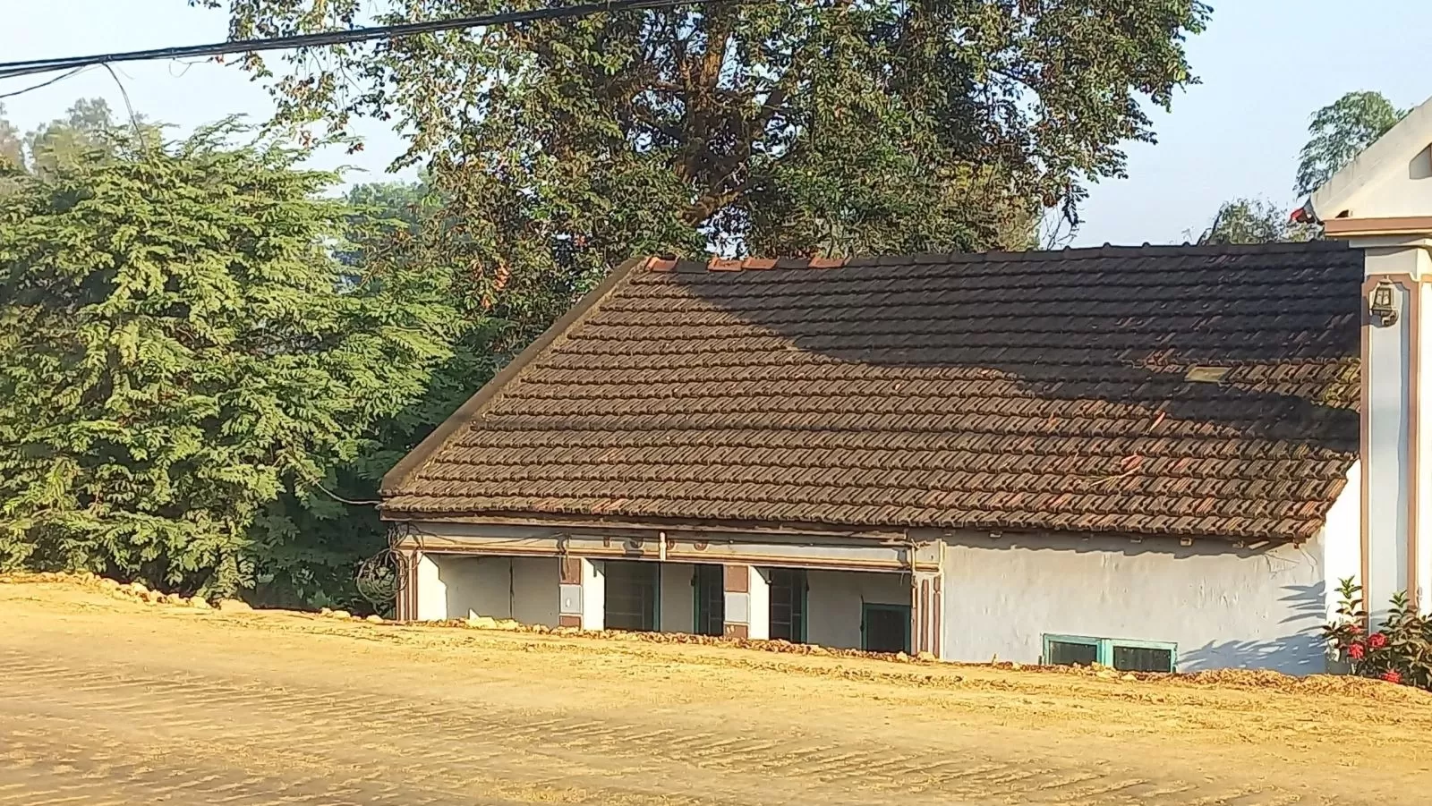 Nhà thấp hơn đường