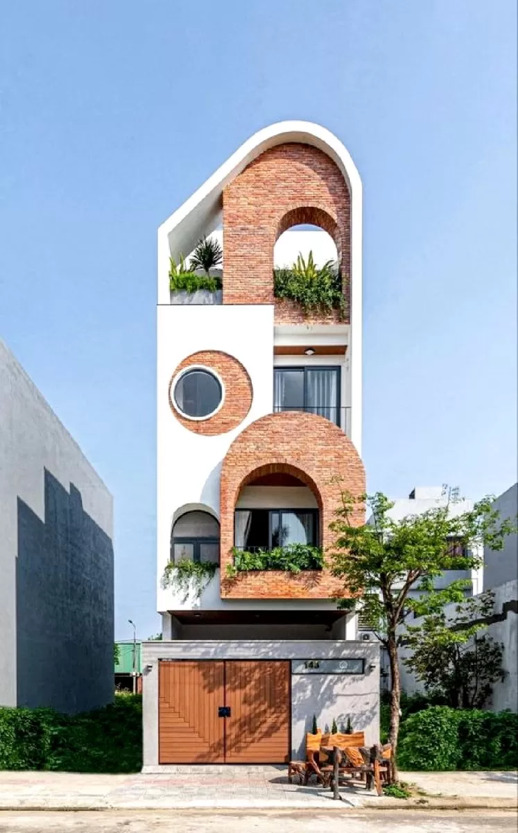 Cửa sổ hình vòm, kích thước lớn, giúp đón ánh sáng tự nhiên và tạo điểm nhấn cho mặt tiền.