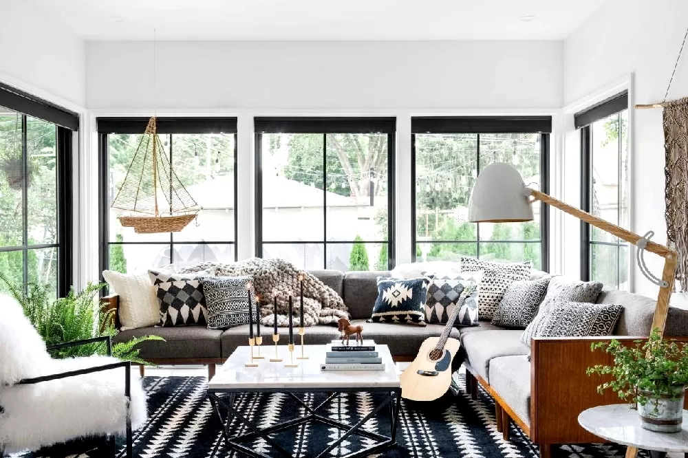 Nhiều cửa sổ giúp tạo ra cảm giác rộng rãi và thoáng mát cho ngôi nhà