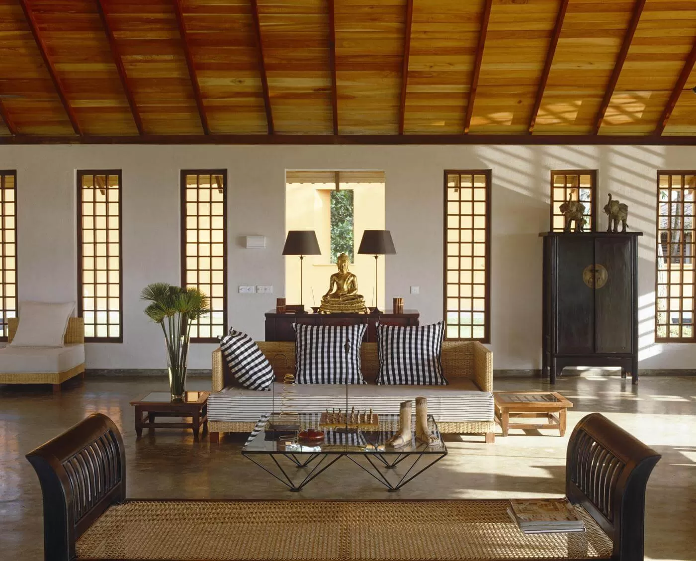 Sử dụng cửa sổ hoặc cửa chính lớn để tối đa hoá việc lấy ánh sáng tự nhiên