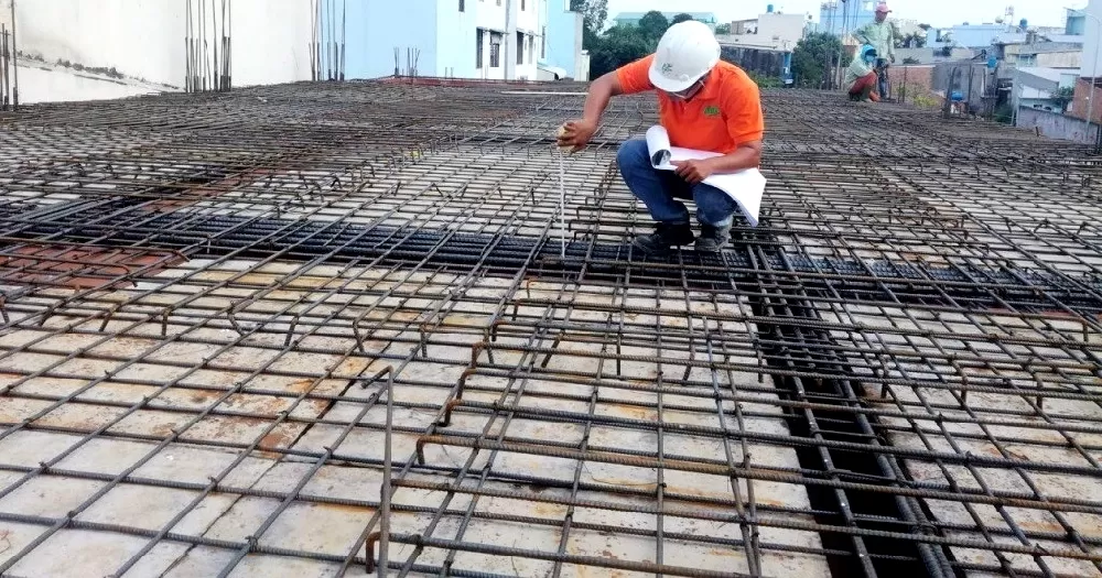 Nếu khoảng cách giữa hai lớp thép sàn quá lớn, sẽ dẫn đến sự uốn cong và biến dạng của sàn