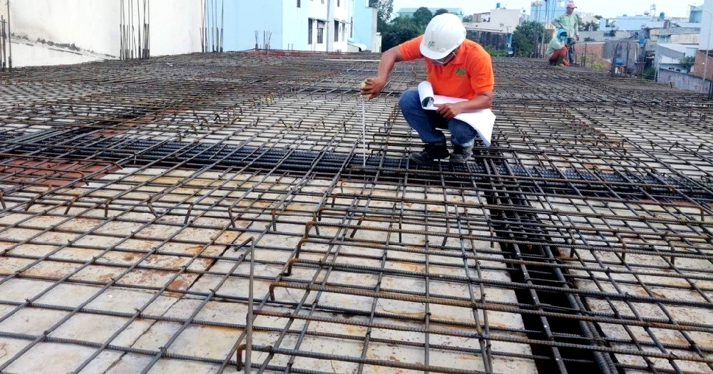 Nếu khoảng cách giữa hai lớp thép sàn quá lớn, sẽ dẫn đến sự uốn cong và biến dạng của sàn