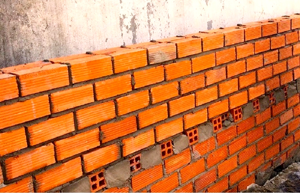 Loại bỏ vữa thừa và keo dán trên bề mặt gạch.