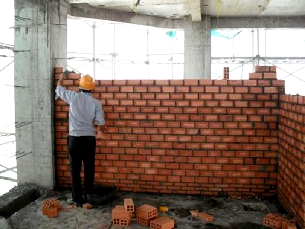 Sau khi xây xong mỗi hàng gạch, cần đóng mạch vữa cẩn thận
