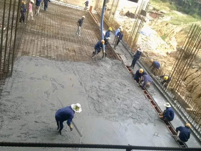 Đổ bê tông móng nhà