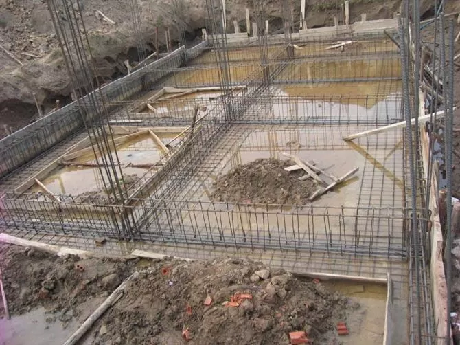 Mưa cũng có thể làm gián đoạn quá trình đổ bê tông, khiến cho bề mặt bê tông bị rỗ, không bằng phẳng.