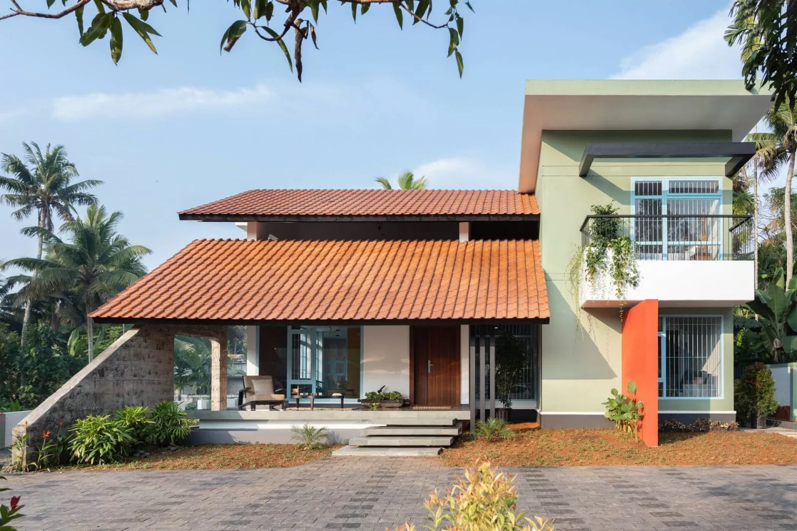 Mẫu nhà 2 tầng mái ngói 2 tầng bình dị, mộc mạc giữa khung cảnh làng quê yên bình