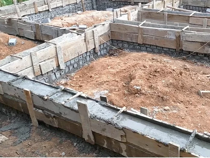 Giằng móng tạo liên kết vững chắc với nền móng để đảm bảo độ bền vững cho công trình.