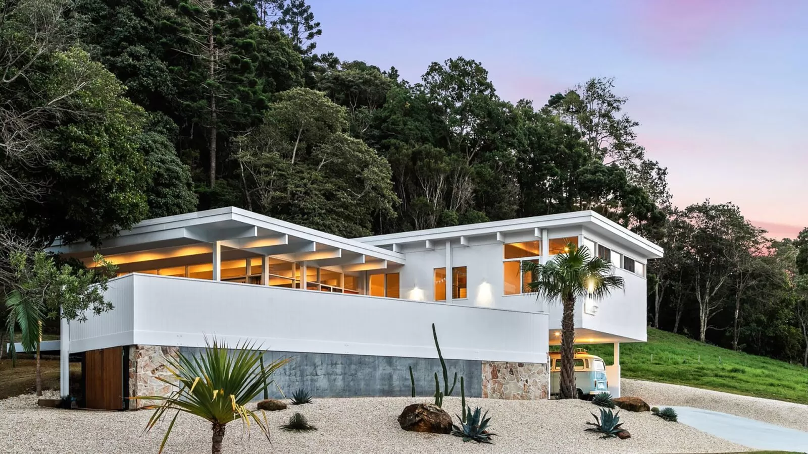 Căn nhà 2 tầng bên bờ biển đầy thơ mộng