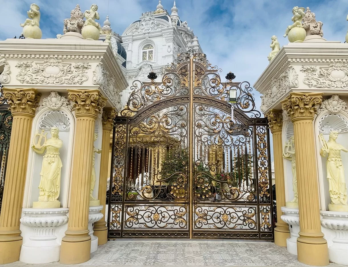 Hoa văn trau chuốt tỉ mỉ là nét đặc trưng nổi bật của mẫu cổng biệt thự Tân Cổ Điển