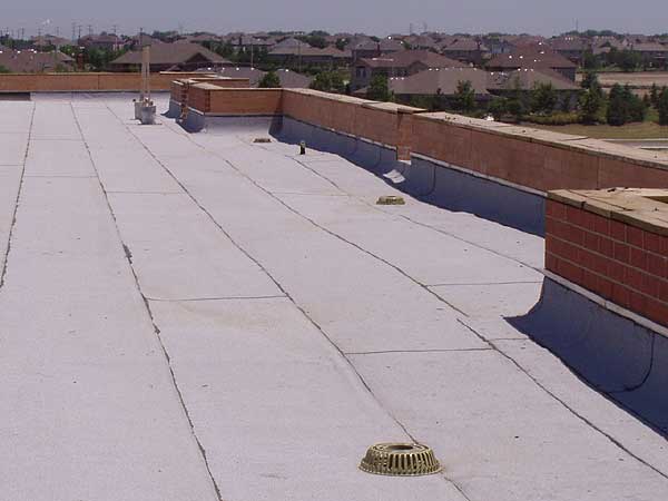 Nên sử dụng phễu thu và lưới chắn rác trên mái nhà
