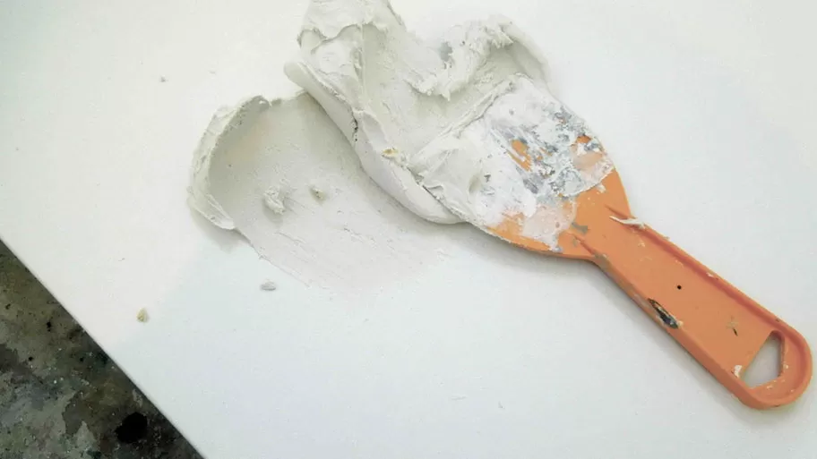 Khi trét tường nên chọn thời tiết khô ráo