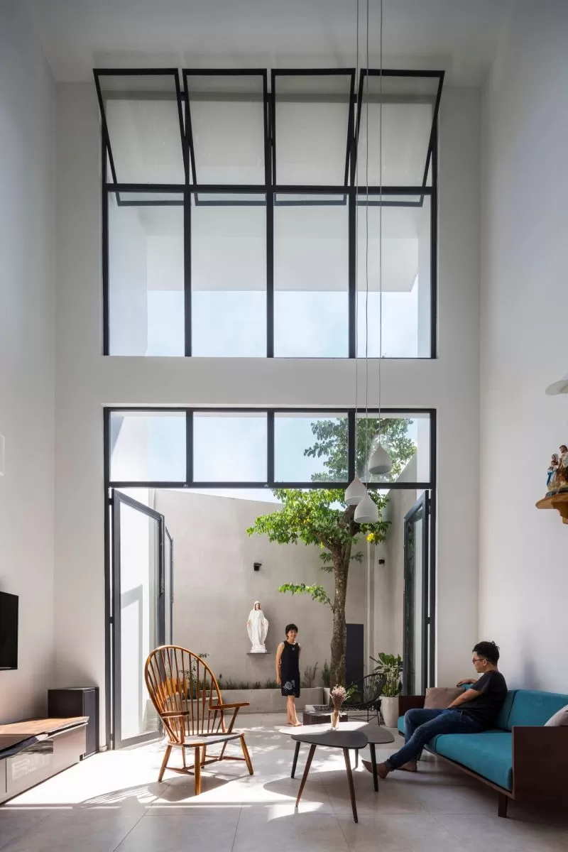 Nhà thoáng sáng với cửa kính sát trần