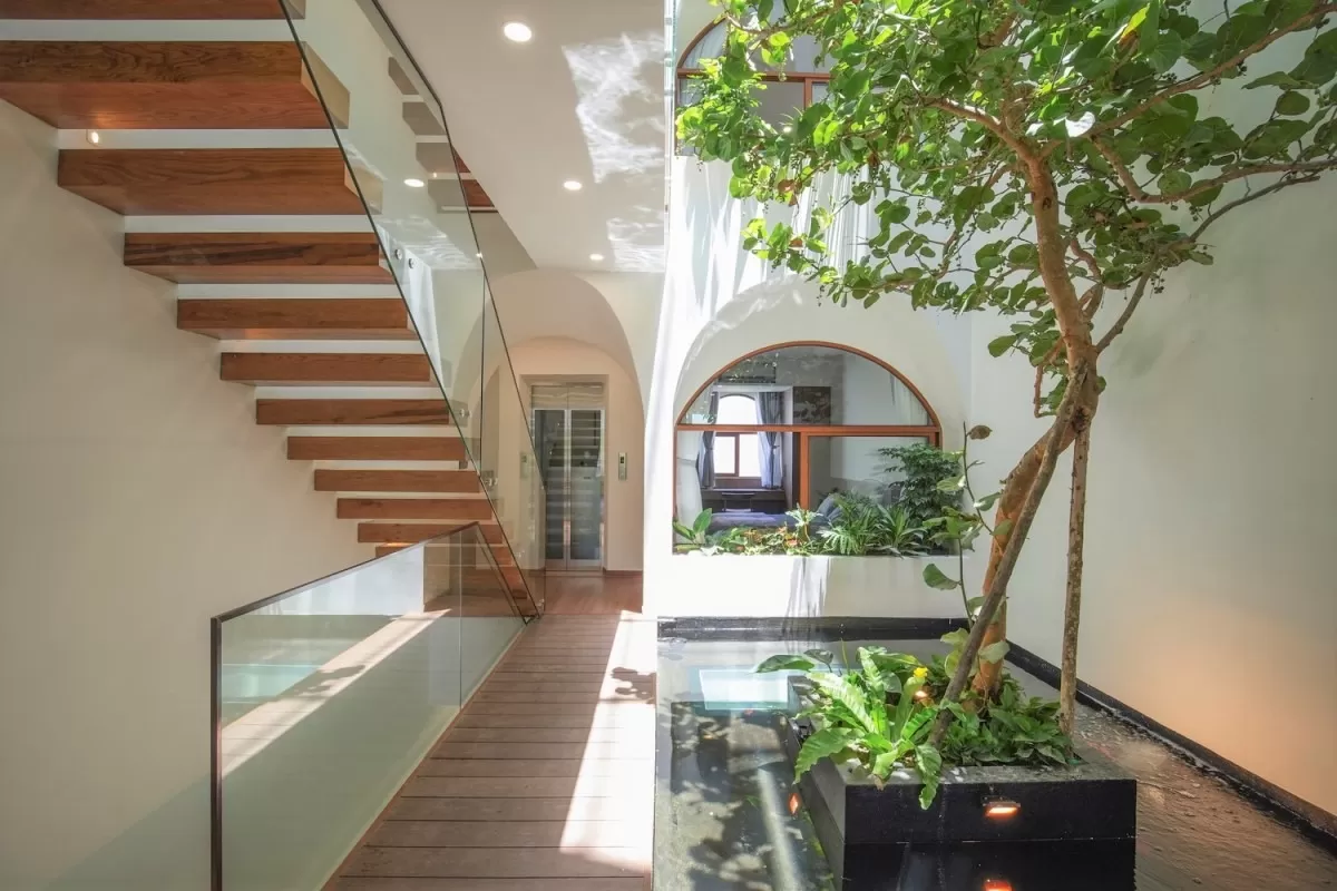 Giếng trời là giải pháp được áp dụng rộng rãi để thông gió, đón sáng, đặc biệt là nhà phố