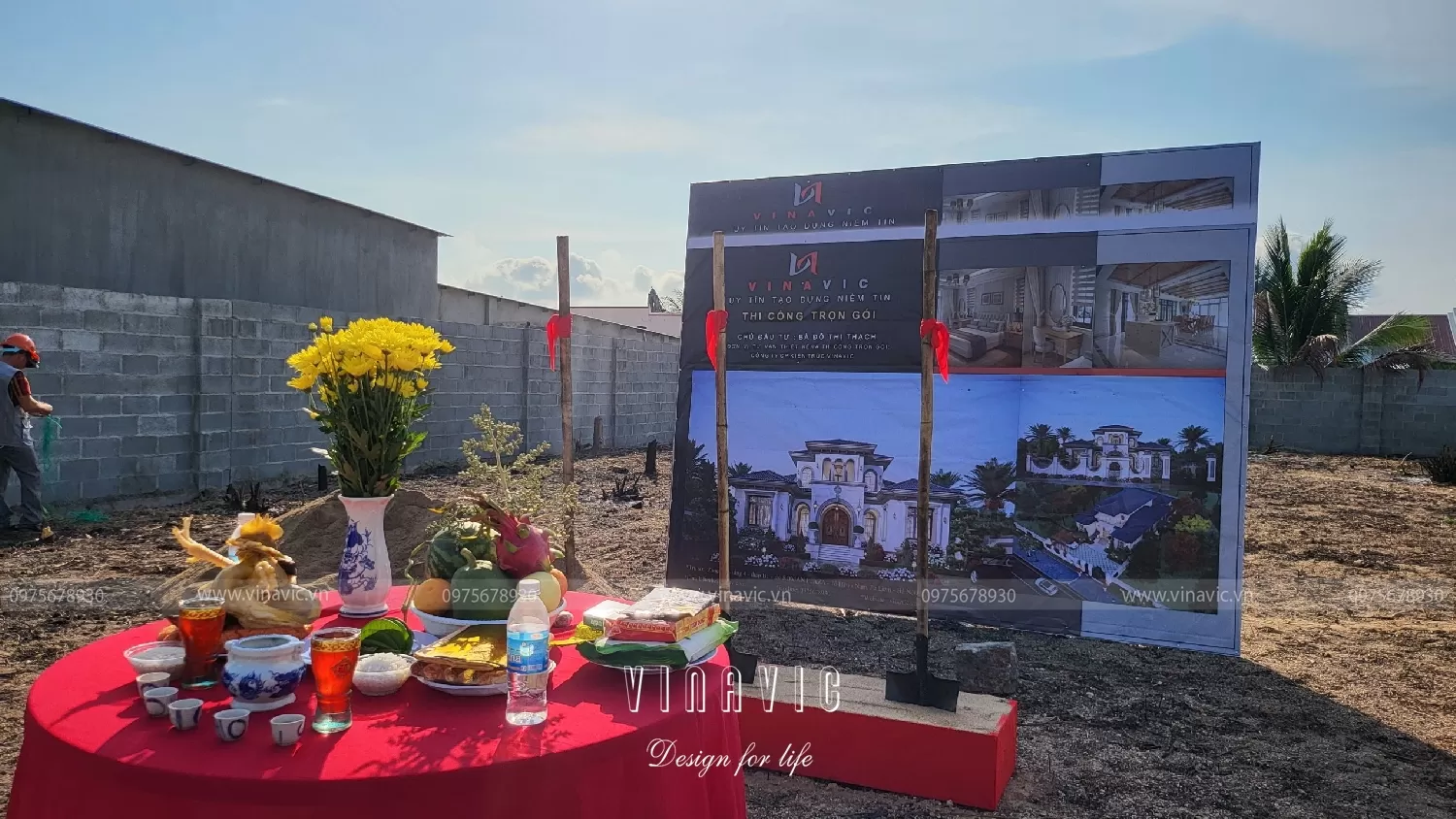 Chuyển bị bàn thờ trước khi cúng