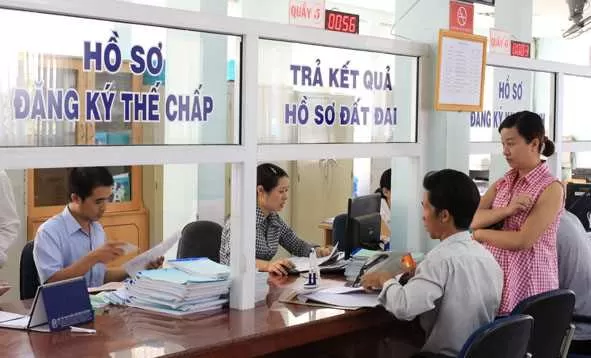 Cán bộ tiếp nhận hồ sơ xin cấp phép xây dựng