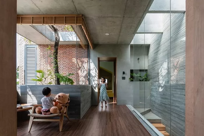 Gạch xây không trát tại phòng khách mộc mạc tăng sự thông thoáng