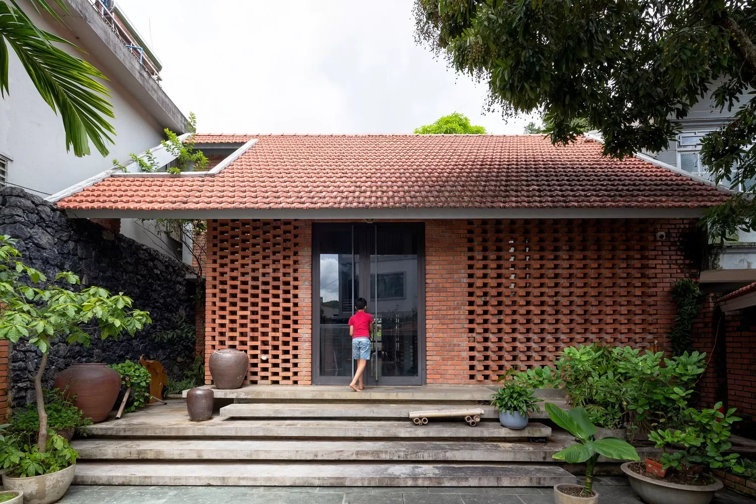 Gạch xây không trát trang trí mặt tiền nhà cấp 4