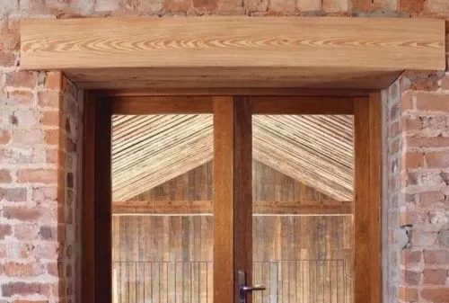 Khả năng chịu lực của lanh tô gỗ kém hơn lanh tô sắt, bê tông cốt thép