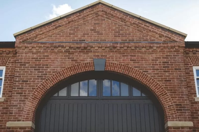 Lanh tô cuốn được chia làm 2 loại là lanh tô cuốn thẳng và cuốn vành lược