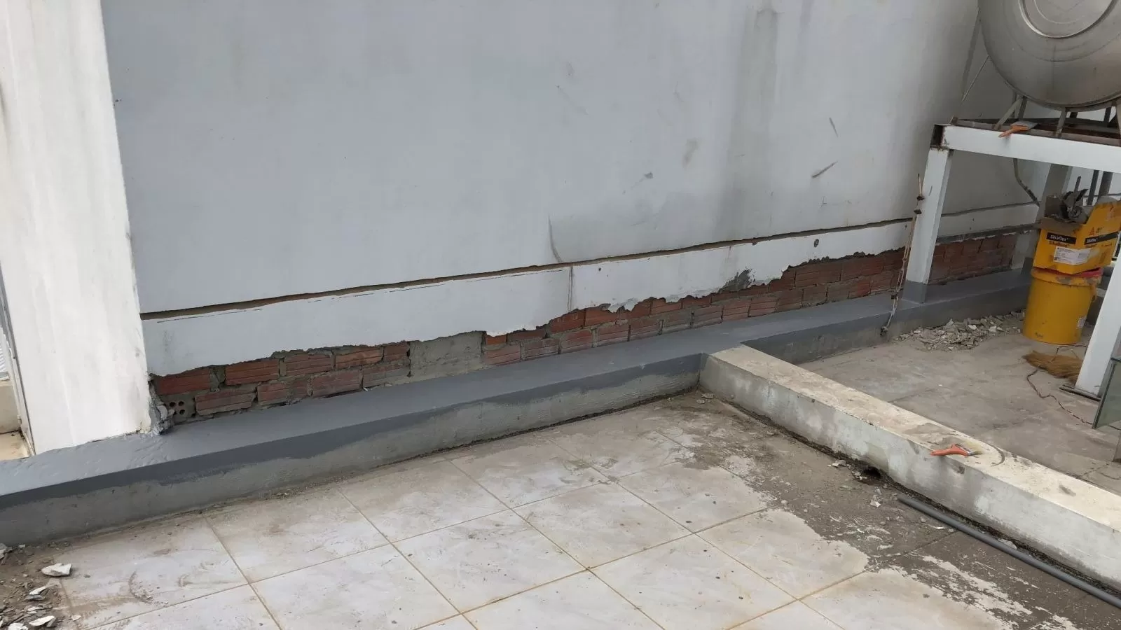 Nên làm sạch tường nhà rồi mới xử lý chống thấm