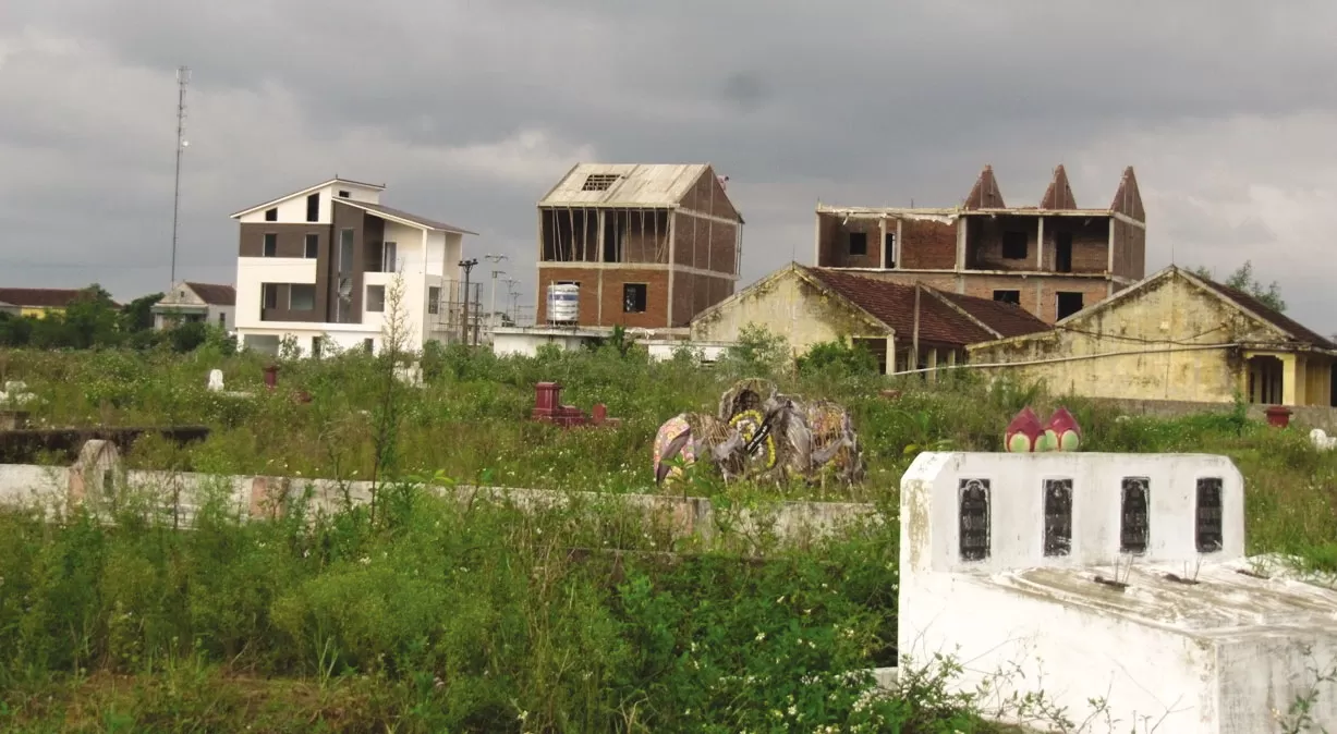 Nhà gần nghĩa trang