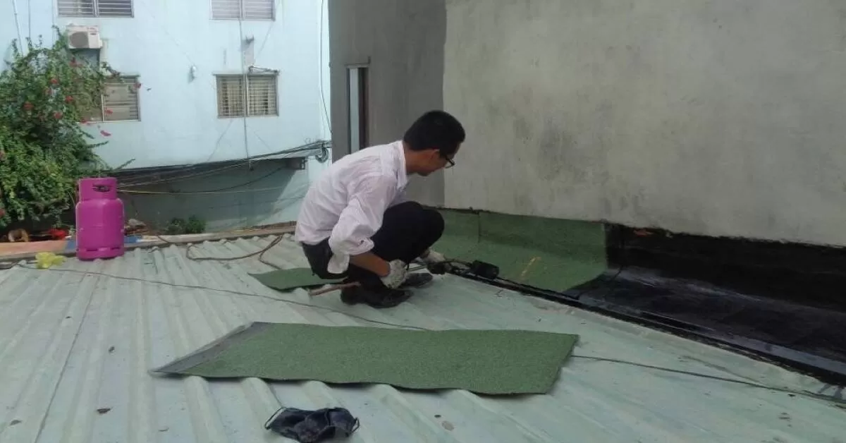 Xử lý chống thấm khe hở bằng tấm tôn lá