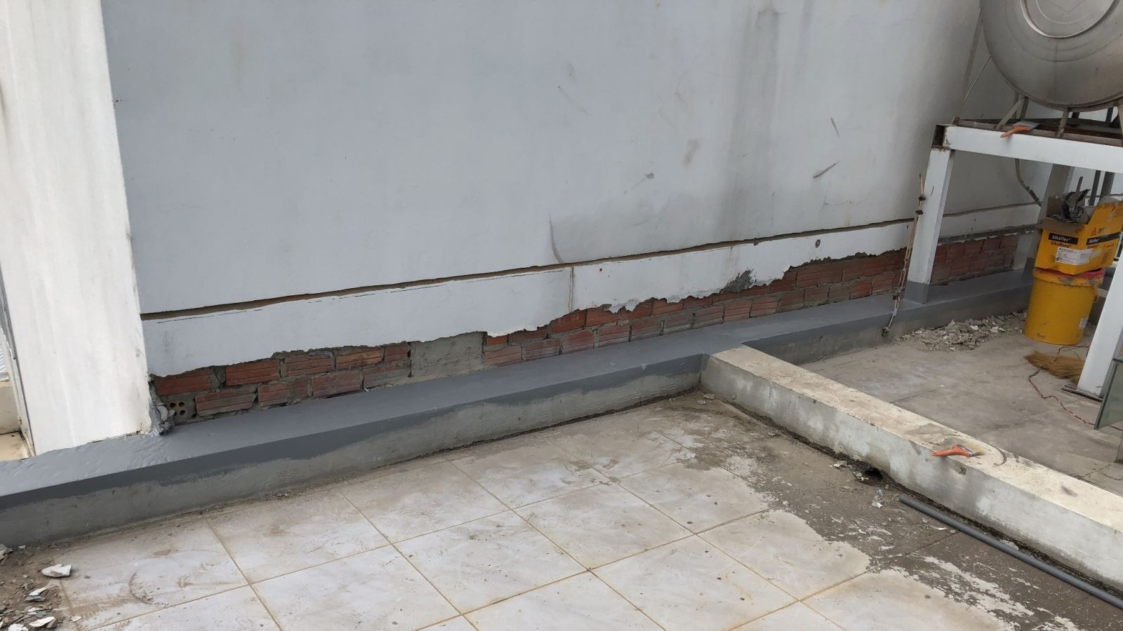 Nên làm sạch tường nhà rồi mới xử lý chống thấm