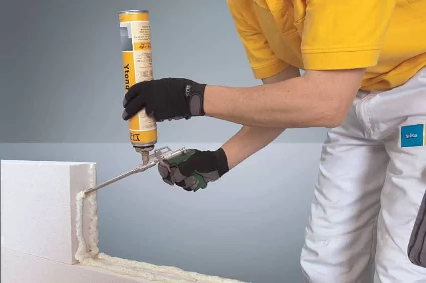 Sử dụng keo dán chuyên dụng để dán phào chỉ lại với nhau