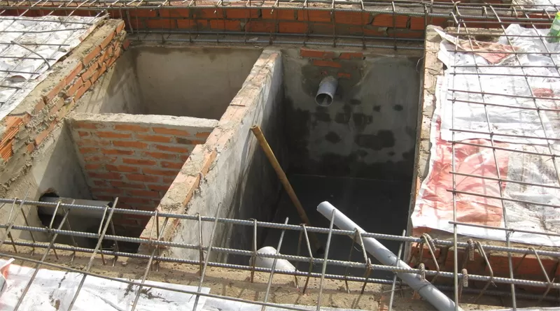 Đặt bể phốt ở ngay dưới gầm cầu thang