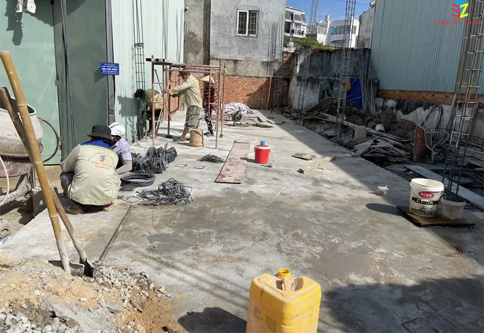 Trong các công trình nhà cao tầng với khung cột bê tông, việc đổ sàn trước khi xây tường ngăn là lựa chọn phổ biến. 