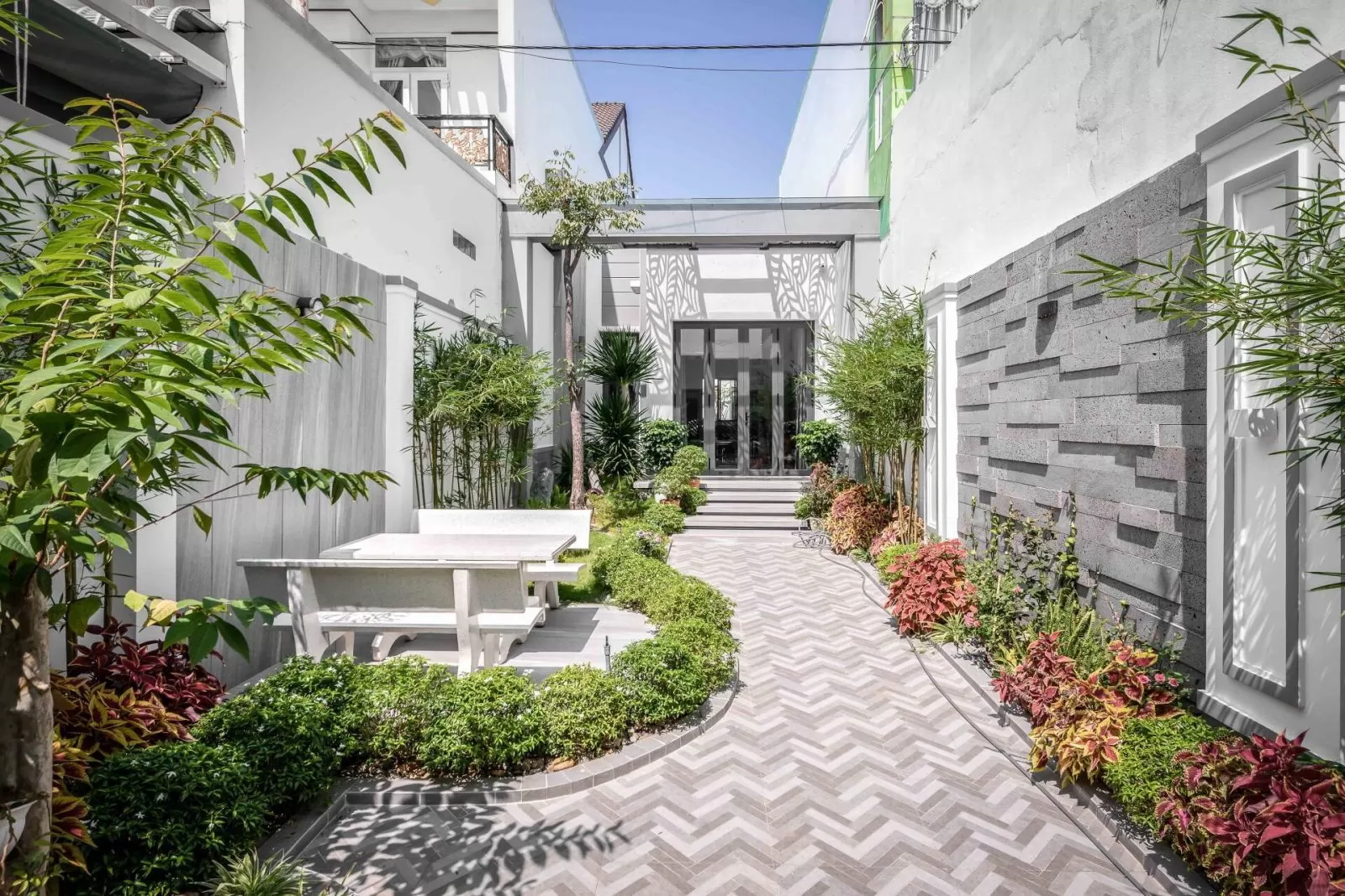 Thiết kế không gian mở thông thoáng ở sân trước nhà phố 