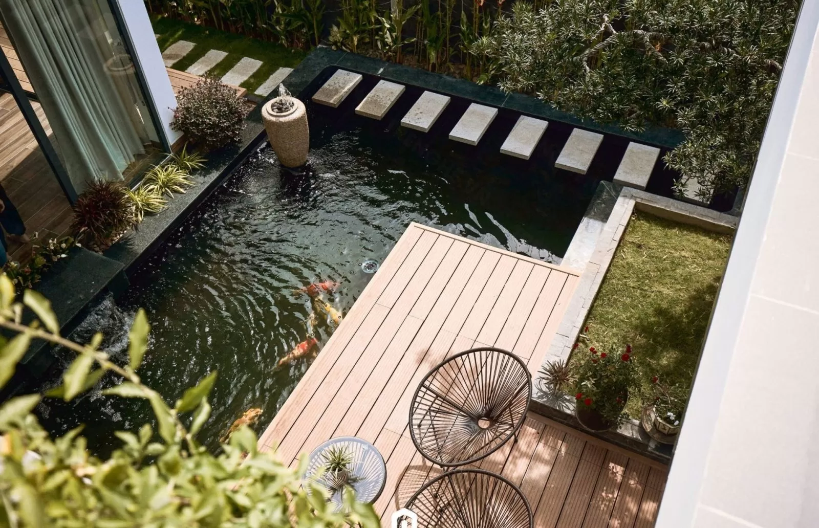 Thiết kế sân trước với tiểu cảnh hồ nước