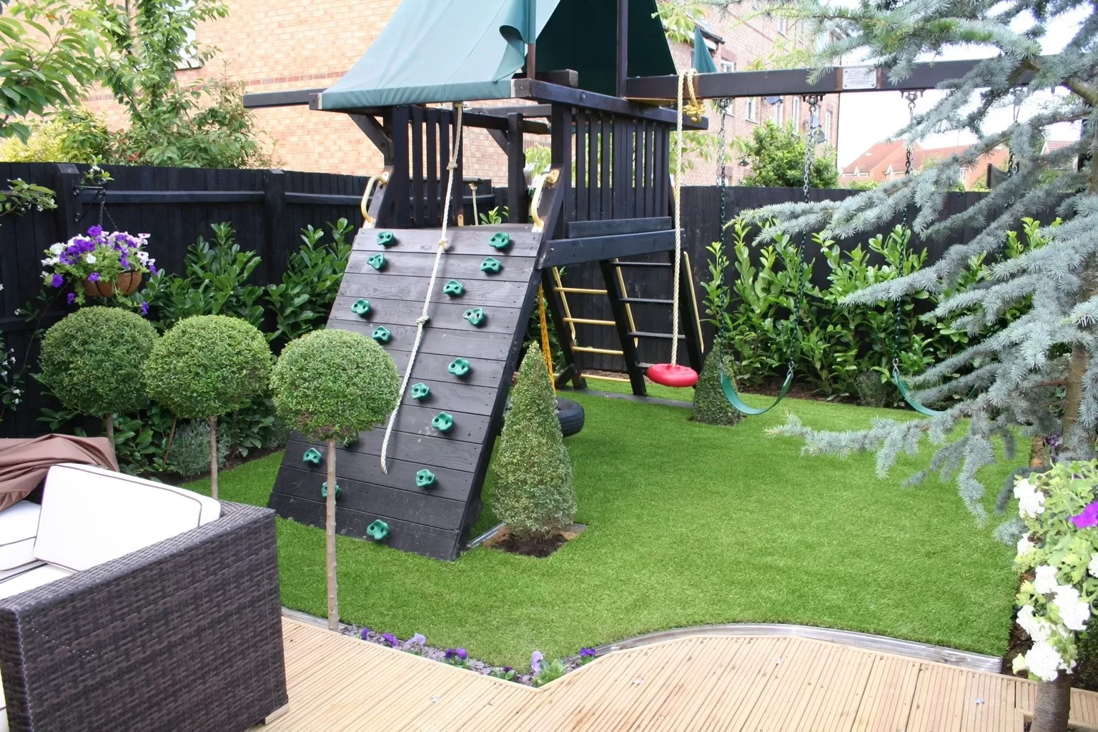 Thiết kế sân trước kết hợp sân chơi mini dành cho trẻ em 