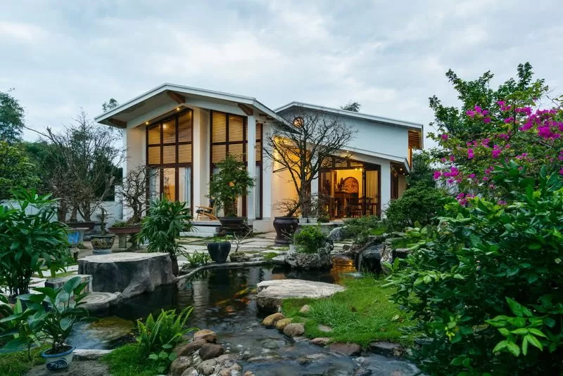 Nhà vườn 1 tầng hiện đại có tiểu cảnh sân vườn hài hòa