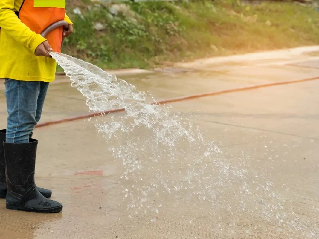 Phun nước cấp ẩm cho bê tông