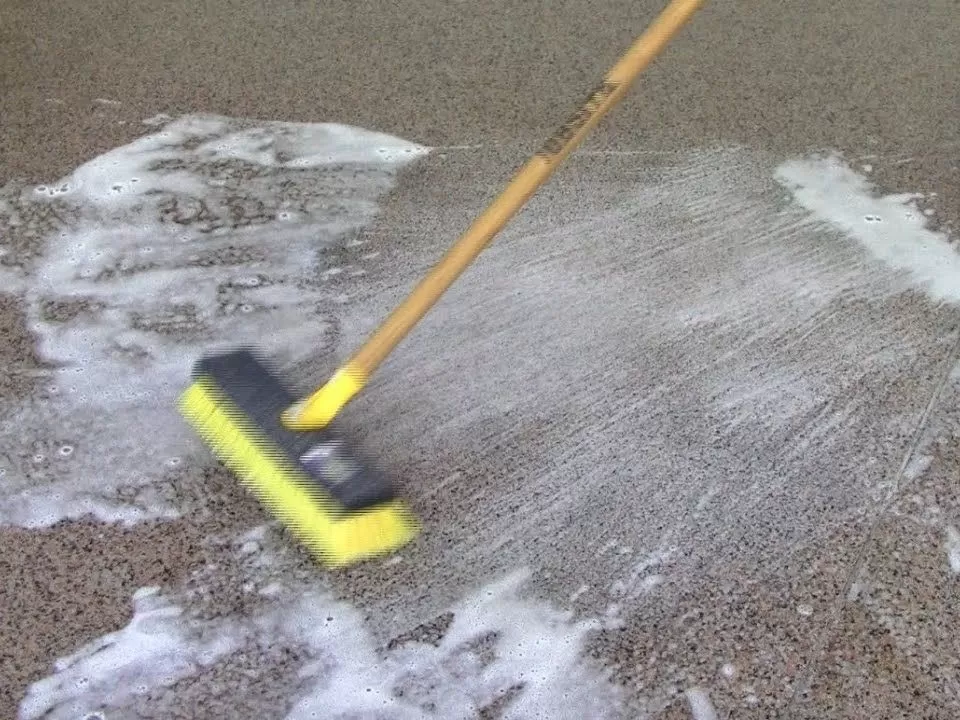 Loại bỏ vết bẩn ngay lập tức tránh nứt nẻ và làm bít các lỗ mao quản trong bê tông